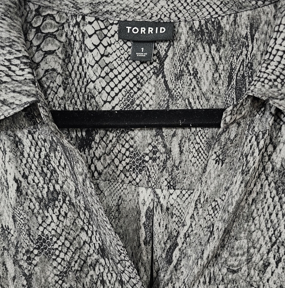 Torrid snakeskin print georgette button front top 1X plus size - Picture 6 of 8